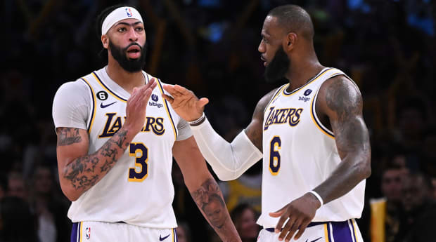 Sources: LeBron James giving Anthony Davis the No. 23 with Lakers