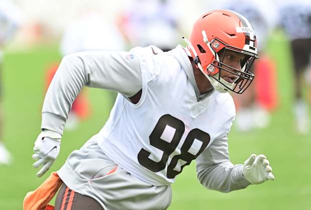 Former Cleveland Browns DE Isaac Rochell Signs with Las Vegas Raiders - BVM Sports