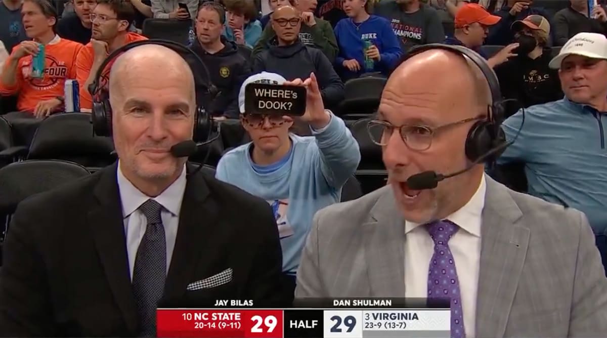 Photobombing UNC Fan Trolled Duke in Savage Fashion at ACC Tournament Final