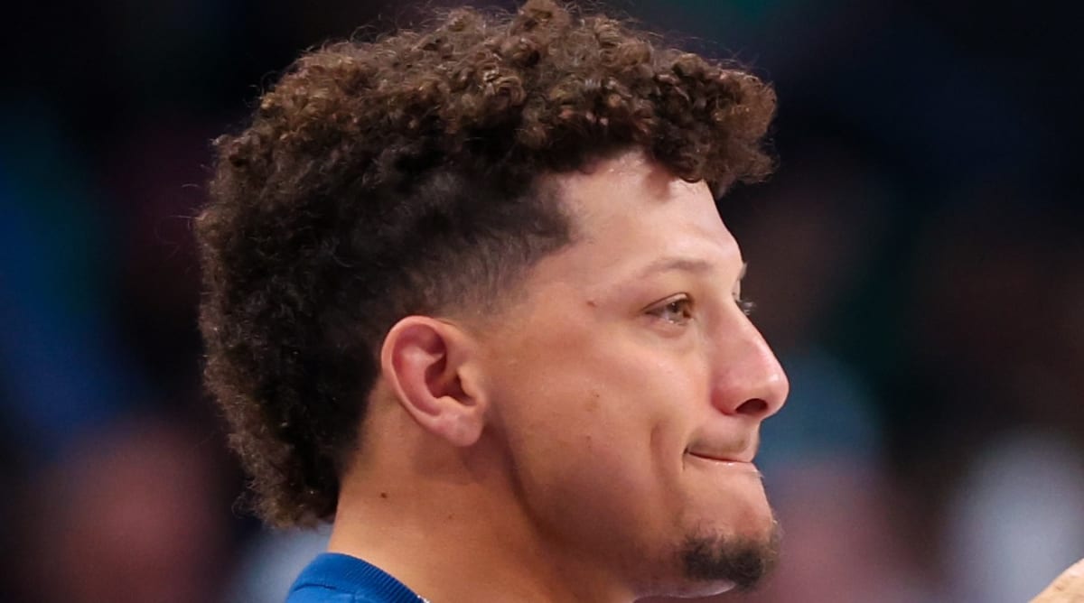 Chiefs’ Patrick Mahomes Had Three Words for Mavs’ Kyrie Irving After Buzzer Beater