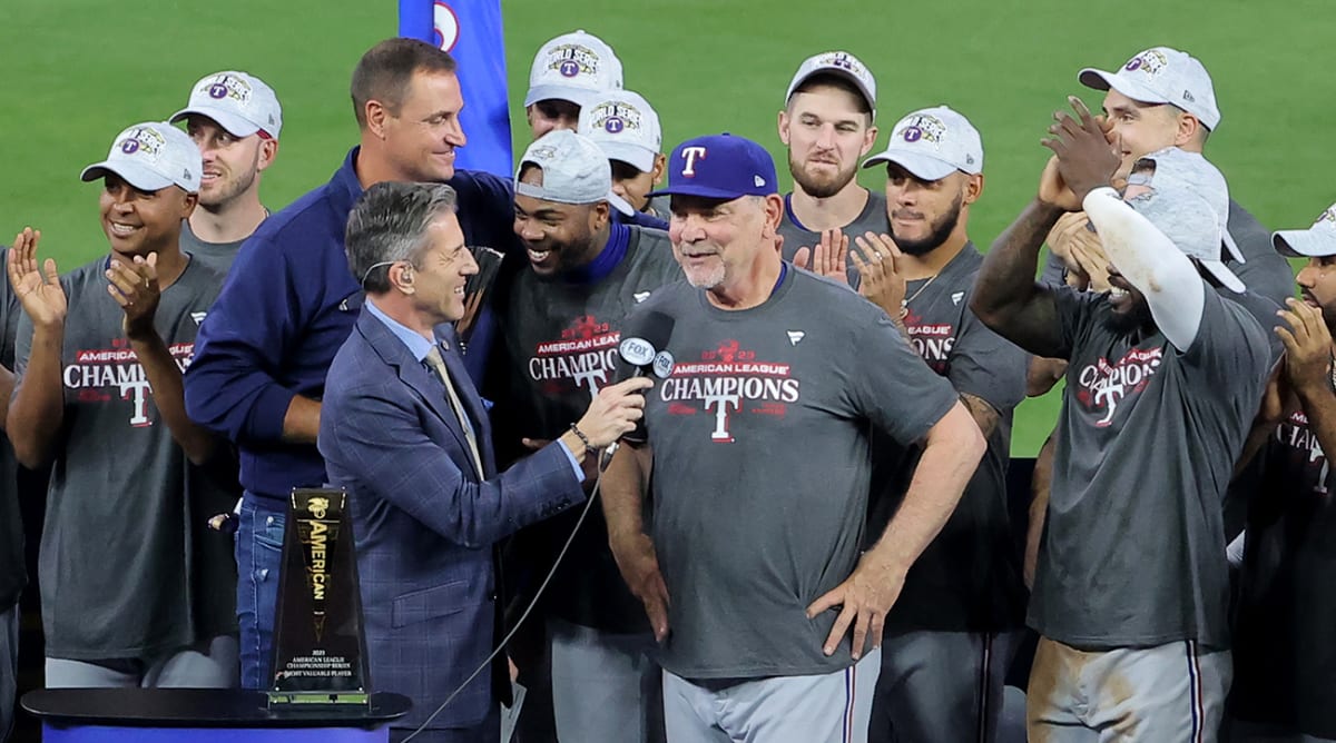 Les Rangers arrosent Bruce Bochy de champagne tout en célébrant leur place pour les World Series