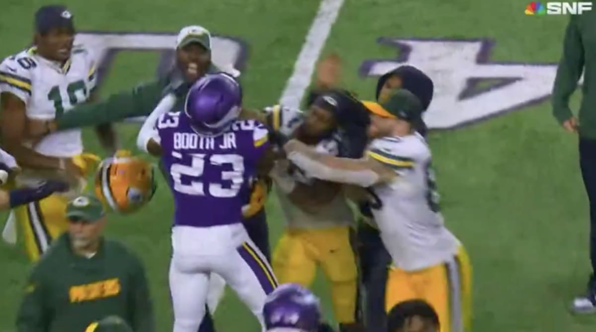 Packers RB Aaron Jones Struck In Face While Attempting To “Deescalate