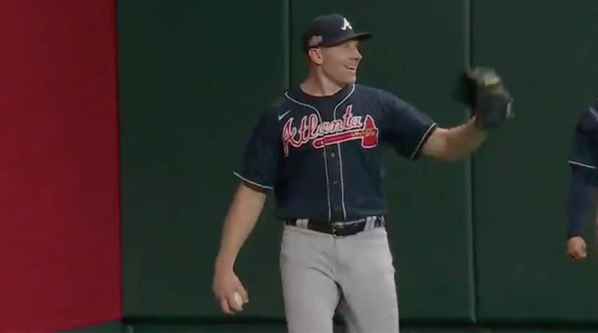 Braves RP Mark Melancon Catches Ozzie Albies's HR for Second Consecutive Game