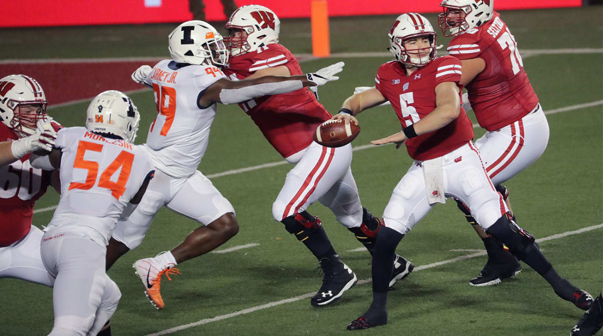 Graham Mertz Stars as No. 14 Wisconsin Cruises Past Illinois in Big Ten Opener