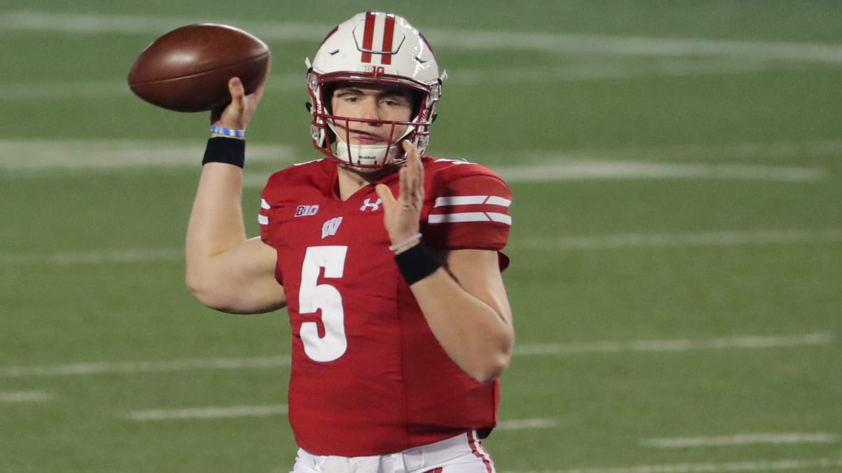 Wisconsin QB Knocks Off Illinois Defender's Helmet on Fumble Return