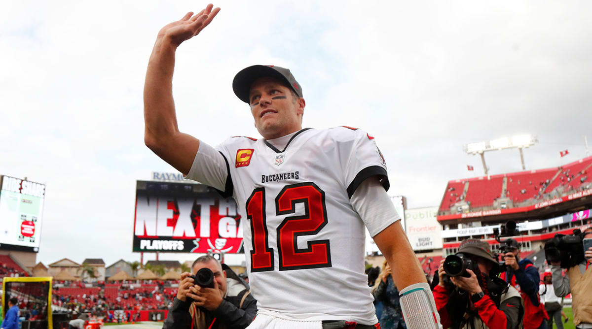 NFL Twitter Reacts to Tom Brady’s Announcement That He’s Un-Retiring