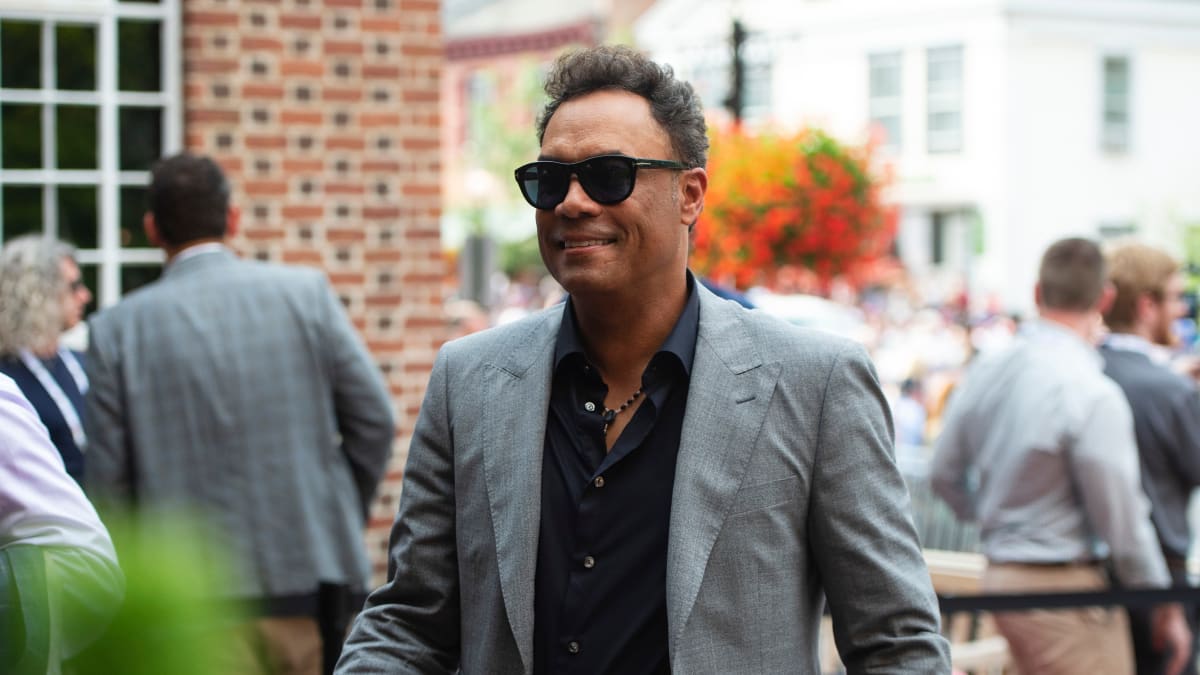 Roberto Alomar's Contract Terminated by MLB After Sexual Misconduct Investigation