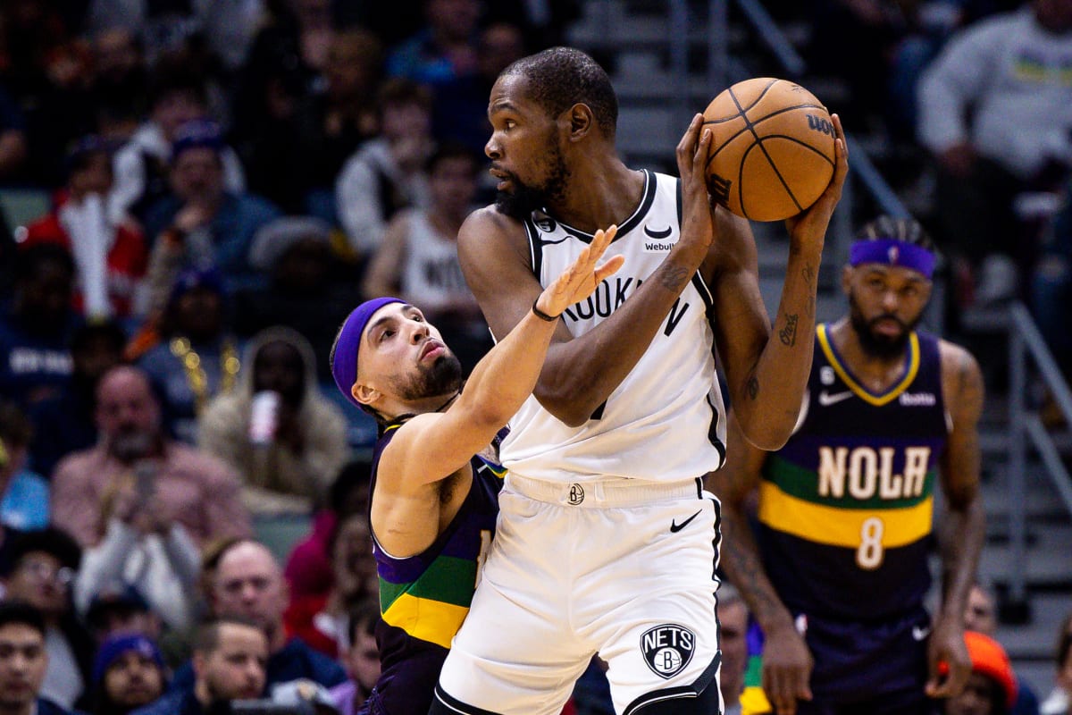 Kevin Durant Goes Down With Apparent Knee Injury vs. Heat