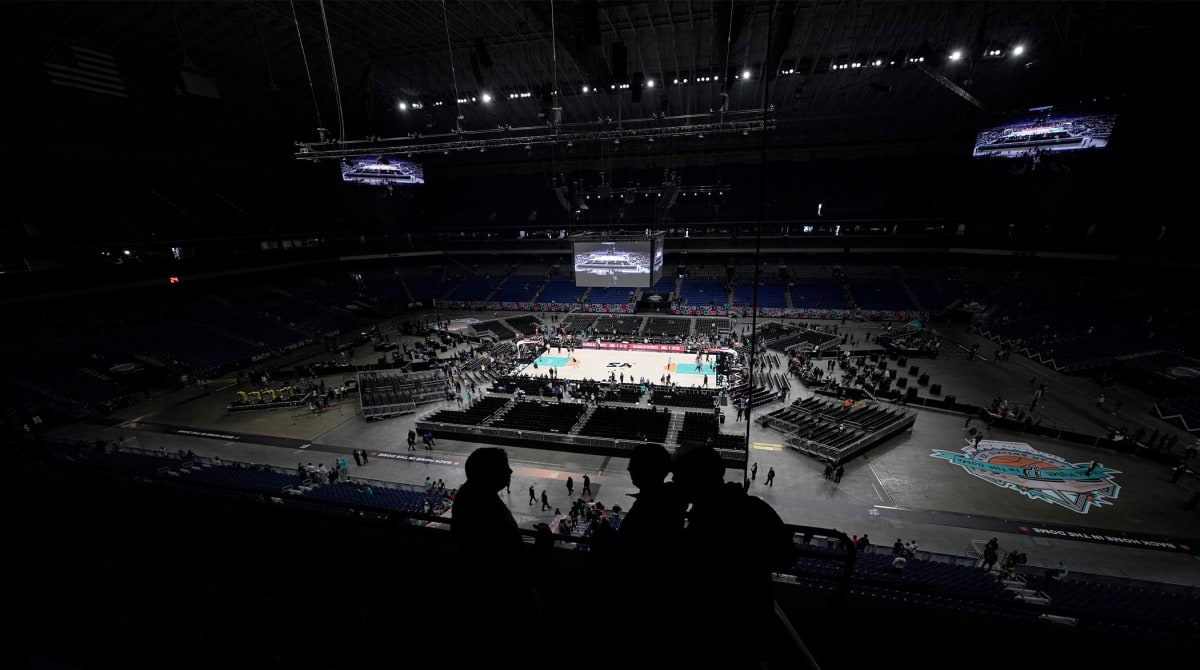 Spurs Break NBA Single-Game Attendance Record vs. Warriors