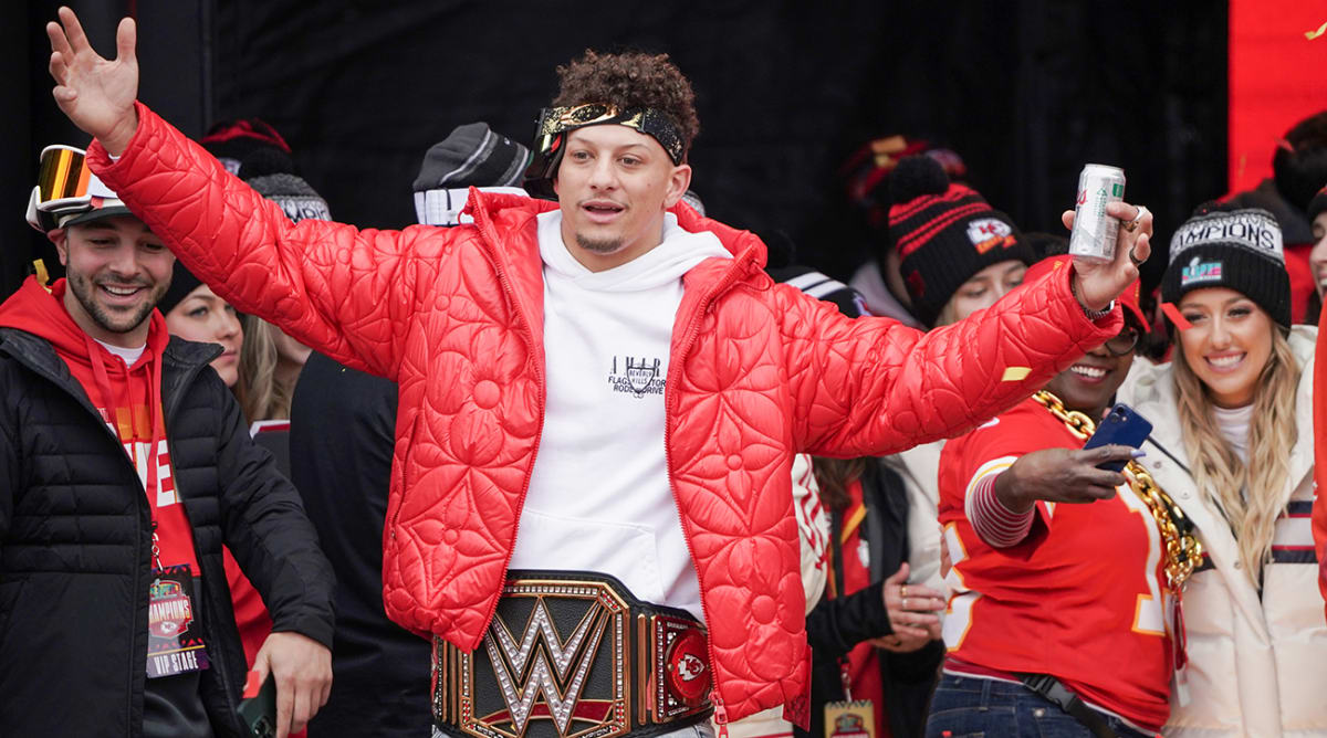 Chiefs Fans Give Patrick Mahomes Ovation Upon Porta-Potty Exit
