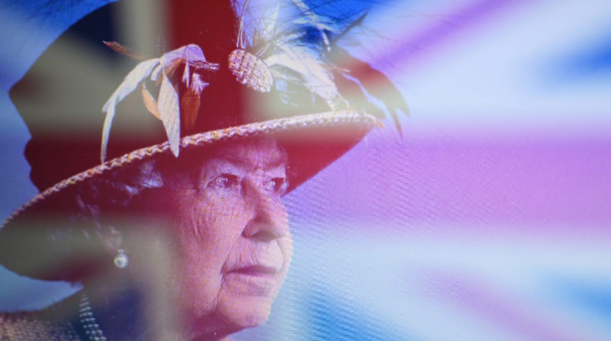 F1 Drivers, Teams Honor ‘Groundbreaking’ Queen Elizabeth II