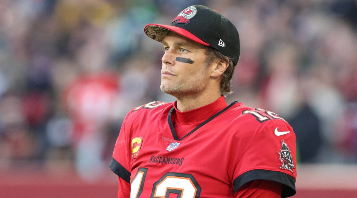 Fournette Intercepted Throwing Pass to Brady in Bizarre Play (Video)