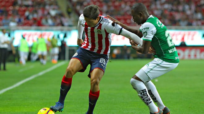 Fernando Navarro afirma que es más honorable jugar en las Chivas que en