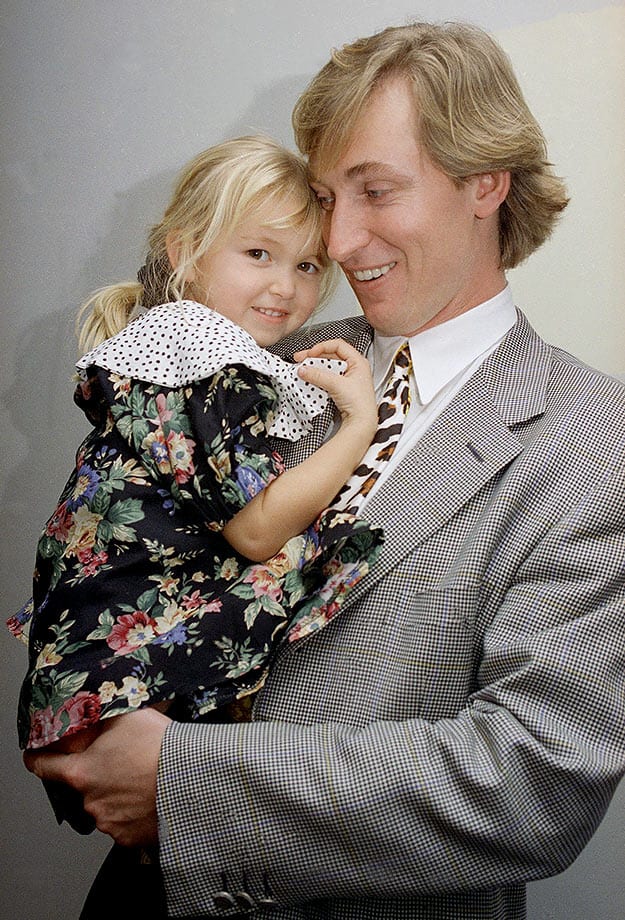 1993-0104-Wayne-Gretzky-daughter-Paulina.jpg