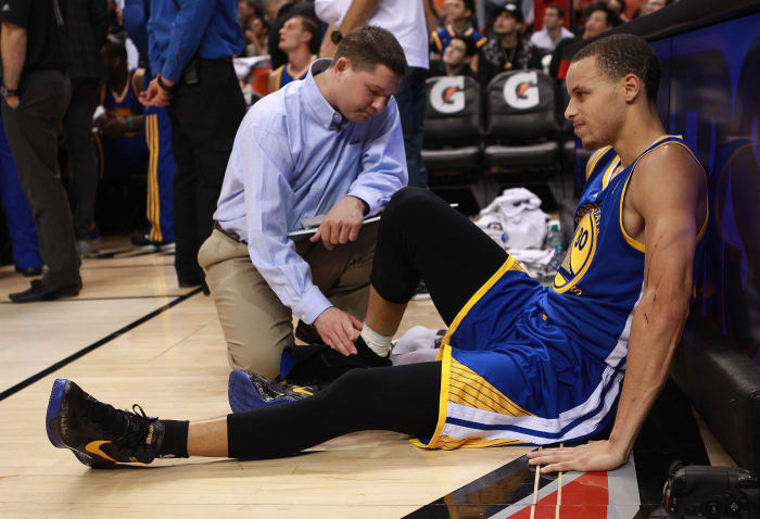 Stephen Curry's ankle blessing in Mark Jackson's church - Sports