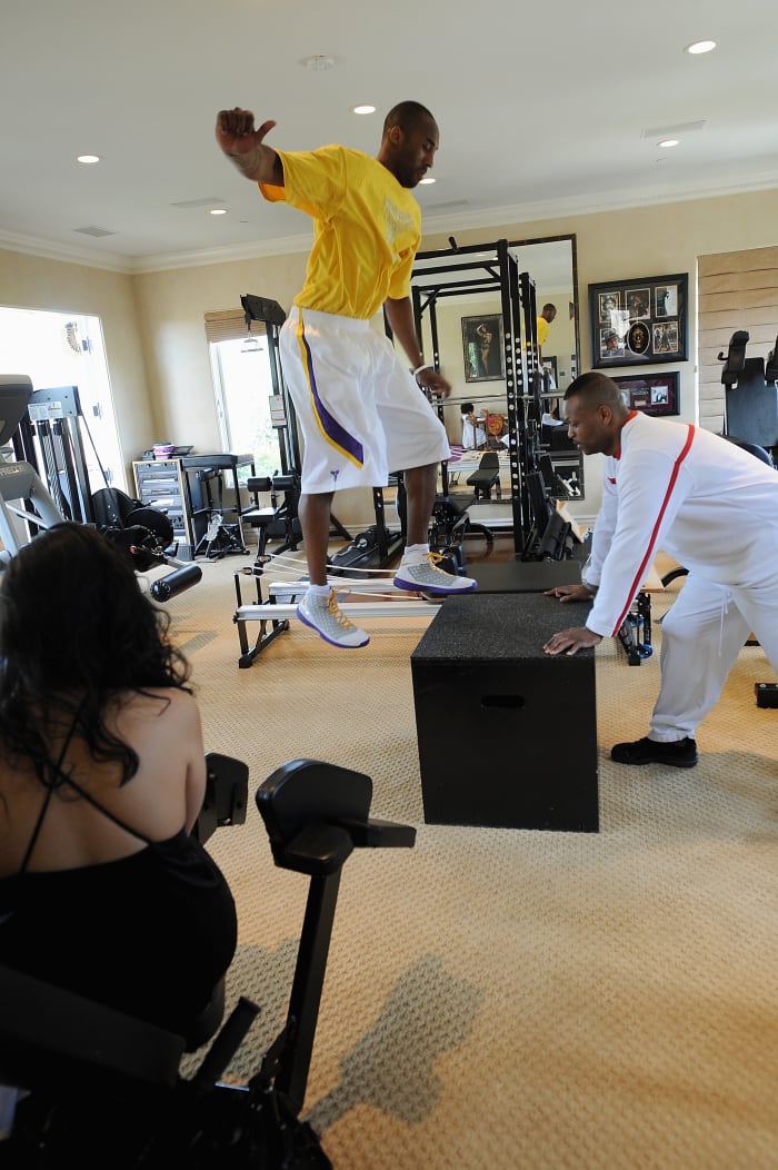 Training with the Black Mamba Rare photos of Kobe Bryant's workouts(00)