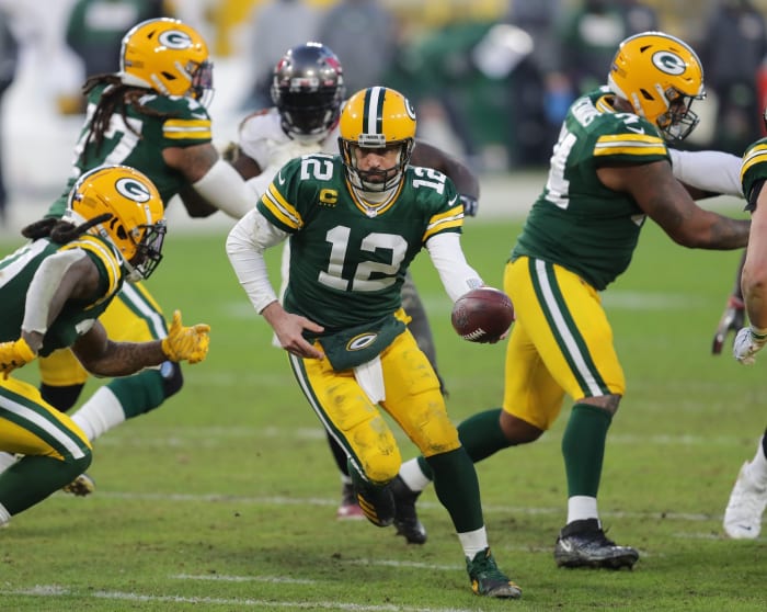 Aaron Rodgers handoff © Mike De Sisti The 2021 Jan 24