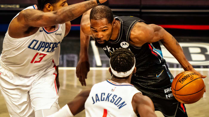 Kevin Durant drives against the Clippers