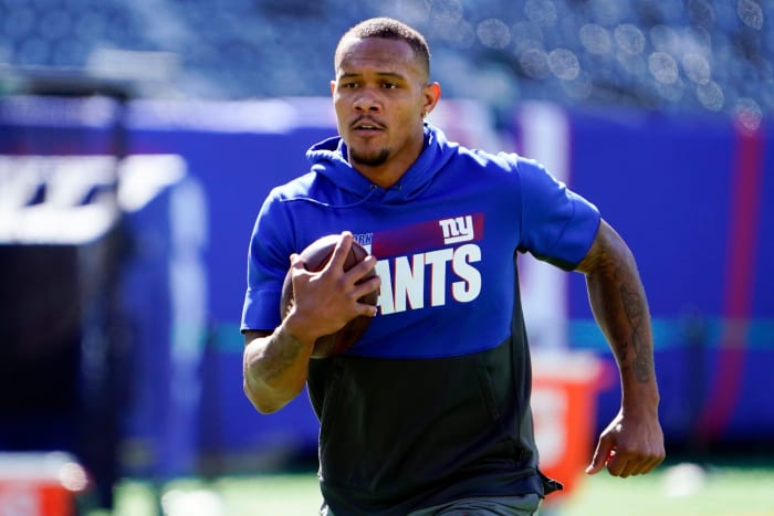 New York Giants wide receiver Kenny Golladay warms up on the field before the game at MetLife Stadium on Sunday, Sept. 2010  26, 2021, in East Rutherford.