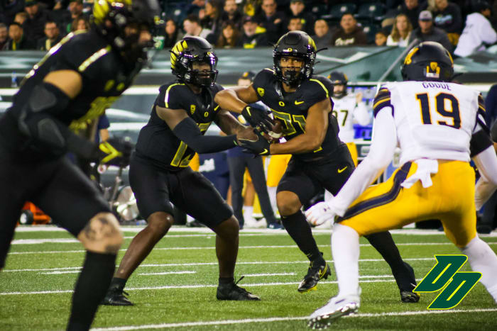 Oregon Ducks running back Byron Cardwell takes a handoff from Anthony Brown vs. Cal.