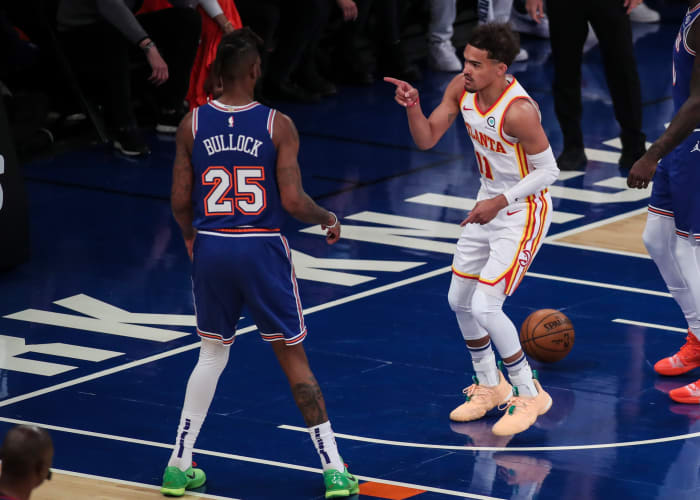 Atlanta Hawks Guard Trae Young (11) zeigt auf New York Knicks Stürmer Reggie Bullock (25), nachdem er im ersten Viertel während Spiel 5 der ersten Runde der NBA Playoffs 2021 im Madison Square Garden getroffen hatte.