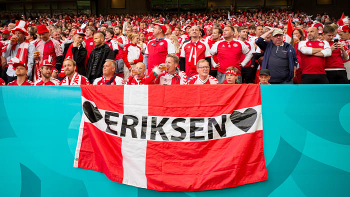 Los aficionados de Dinamarca apoyan a Christian Eriksen en el Campeonato de Europa