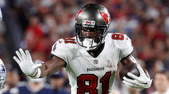 Antonio Brown plays in a game for the Bucs.