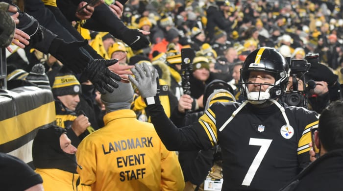 Pittsburgh Steelers quarterback Ben Roethlisberger (7) greets fans after the game.