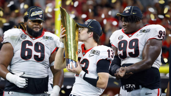 Stetson Bennett kisses the national championship trophy