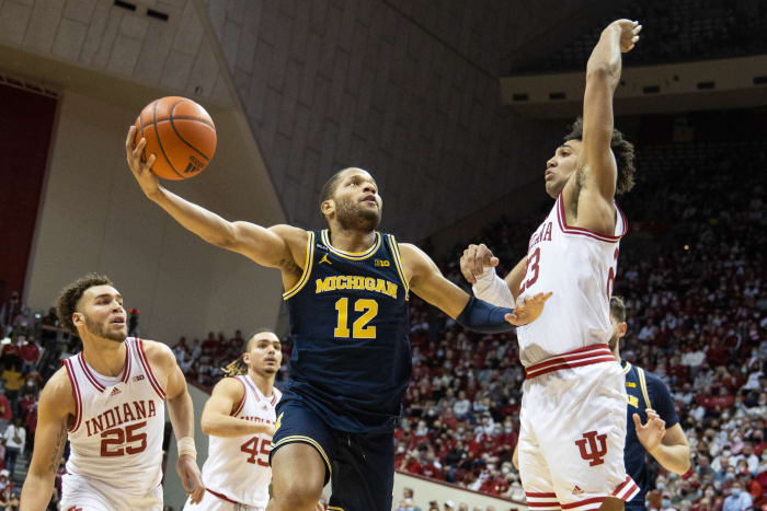 Trayce Jackson-Davis guards a Michigan player.