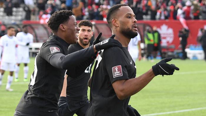 Kyle Larrain strzela dla Kanady przeciwko USMNT