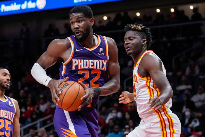 2022 m. vasario 3 d.;  Atlanta, Džordžija, JAV;  Pirmajame kėlinyje „State Farm“ arenoje „Phoenix Suns“ centras Deandre'as Aytonas (22) atmušė kamuolį prieš Atlantos „Hawks“ centrą Clintą Capelą (15).