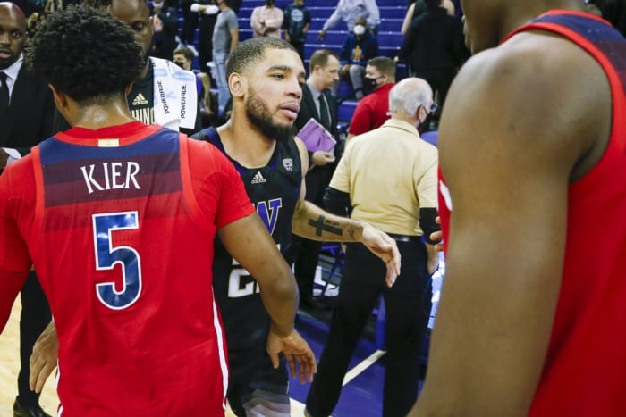 Po žaidimo Terrellas Brownas jaunesnysis sveikina savo senus komandos draugus Arizonoje.