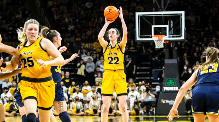 Caitlin Clark fait un panier à 3 points lors d'un match de basket-ball féminin de la NCAA Big Ten Conference contre le Michigan