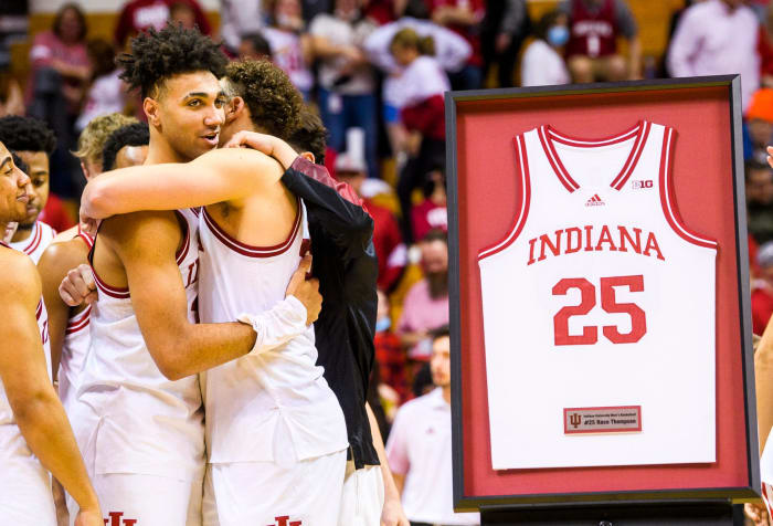 Race Thompson hugs Trayce Jackson-Davis during Senior Night.