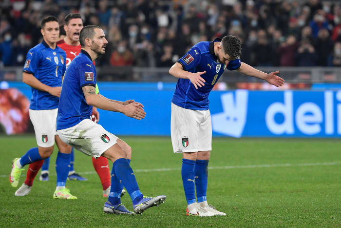 Jorgenho se avergüenza de fallar un penalti para Italia contra Suiza en noviembre de 2021
