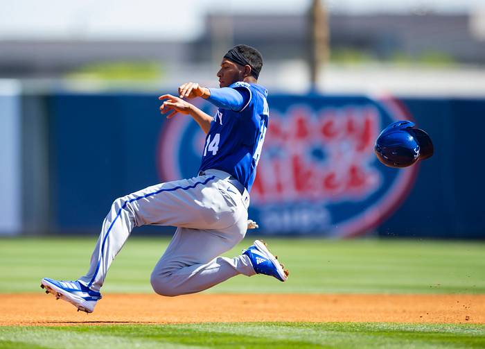 21 de marzo de 2022;  Tempe, Arizona, Estados Unidos;  El corredor de base de los Reales de Kansas City, Edward Olivares, roba la segunda base contra los Angelinos de Los Ángeles durante la práctica de primavera en el Tempe Diablo Stadium.  Crédito obligatorio: Mark J. Rebilas-USA TODAY Sports