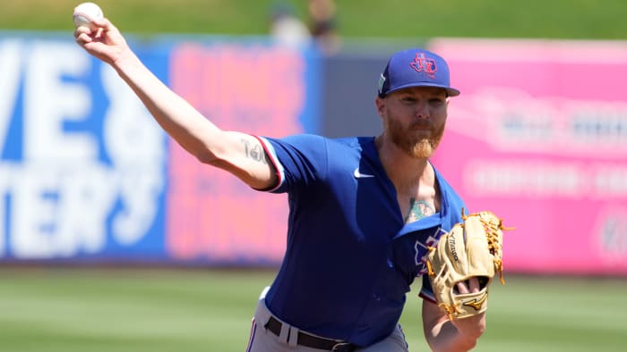 3 avril 2022 ;  Phoenix, Arizona, États-Unis ;  Le lanceur partant des Texas Rangers Jon Gray (22 ans) lance un lancer contre les Milwaukee Brewers lors de la première manche lors d'un match d'entraînement de printemps à American Family Fields of Phoenix.  Crédit obligatoire : Rick Scuteri-USA TODAY Sports