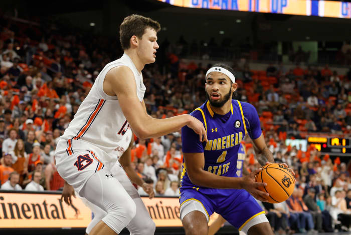 Nov 9, 2021; Auburn, Alabama, USA; Auburn Tigers forward Walker Kessler (13) pressures Morehead State Eagles forward Johni Broome (4) during the first half at Auburn Arena. Mandatory Credit: John Reed-USA TODAY Sports