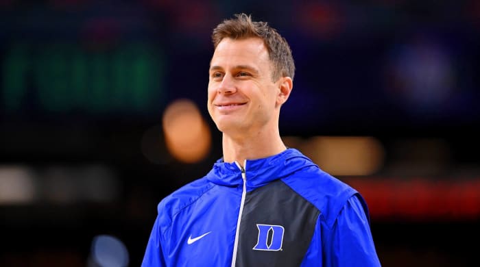 Jon Scheyer entraîne un entraînement pour Duke Basketball.