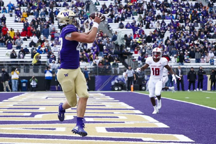 Sep 18, 2021; Seattle, Washington, USA; Washington Huskies tight end Cade Otton (87) catches a touchdown pass against the Arkansas State Red Wolves during the first quarter at Alaska Airlines Field at Husky Stadium.