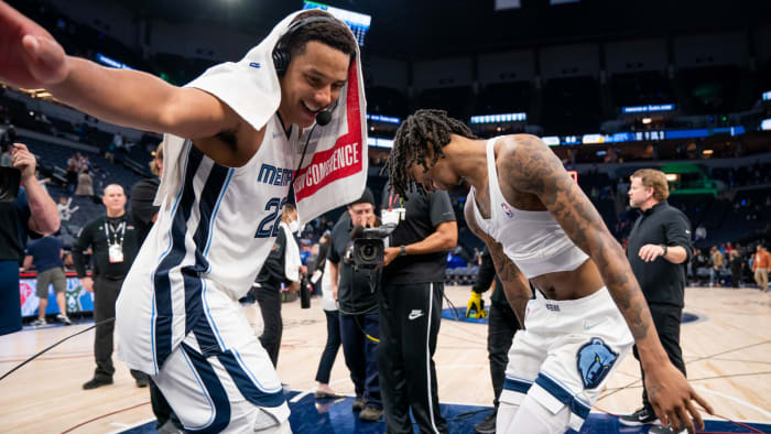 29 avril 2022 ;  Minneapolis, Minnesota, États-Unis ;  Le gardien des Memphis Grizzlies Ja Morant (12) et le gardien Desmond Bane (22) célèbrent après le match contre les Timberwolves du Minnesota après le sixième match du premier tour des éliminatoires de la NBA 2022 au Target Center.