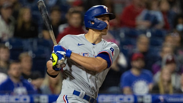 3 mai 2022 ;  Philadelphie, Pennsylvanie, États-Unis ;  L'arrêt-court des Texas Rangers Corey Seager (5) frappe un simple lors de la cinquième manche contre les Phillies de Philadelphie au Citizens Bank Park.