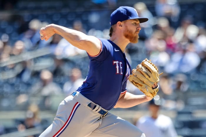 9 mai 2022 ;  Bronx, New York, États-Unis ;  Le lanceur partant des Texas Rangers, Jon Gray, livre contre les Yankees de New York lors de la première manche au Yankee Stadium.