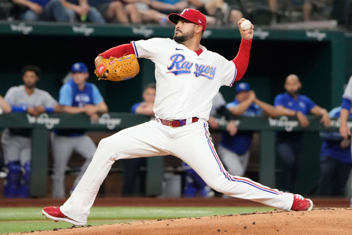 10 Μαΐου 2022;  Άρλινγκτον, Τέξας, Η.Π.Α.  Ο pitcher των Texas Rangers, Martin Perez (54) αρχίζει να παραδίδει το γήπεδο στους Kansas City Royals κατά τη διάρκεια του πρώτου ημιχρόνου ενός αγώνα μπέιζμπολ στο Globe Live Field.