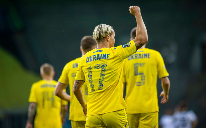 Mykhaylo Mudryk photographié en train de célébrer après avoir marqué le premier but de l'Ukraine en 2022 lors d'un match amical contre le Borussia Mönchengladbach