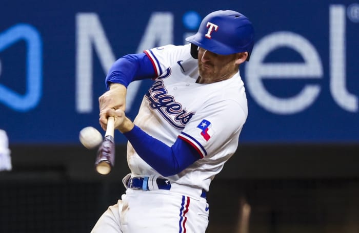 12 mai 2022 ;  Arlington, Texas, États-Unis ;  Le joueur de troisième but des Texas Rangers, Brad Miller (13 ans), frappe un coup de circuit lors de la septième manche contre les Royals de Kansas City au Globe Life Field.