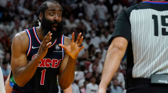Le garde des Philadelphia 76ers James Harden (1) réagit à un appel de l'arbitre Zach Zarba (15) lors de la seconde moitié du match 2 d'une série éliminatoire de deuxième tour de basket-ball de la NBA contre le Miami Heat, le mercredi 4 mai 2022, à Miami.
