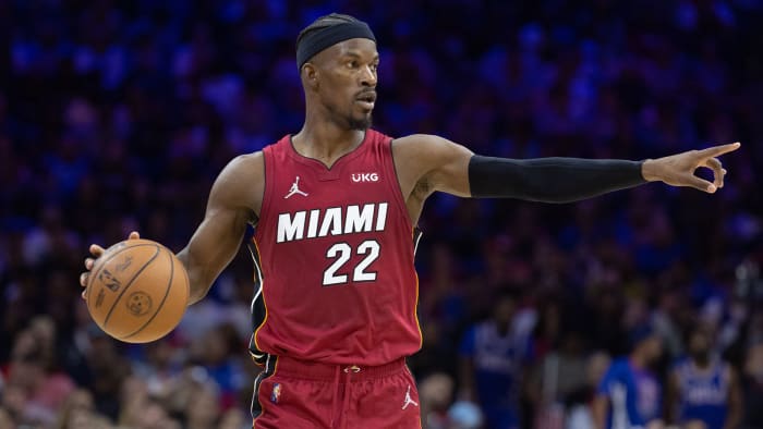Miami Heat-aanvaller Jimmy Butler (22) dribbelt de bal op het veld tegen de Philadelphia 76ers tijdens het tweede kwart in game zes van de tweede ronde van de NBA-play-offs van 2022.
