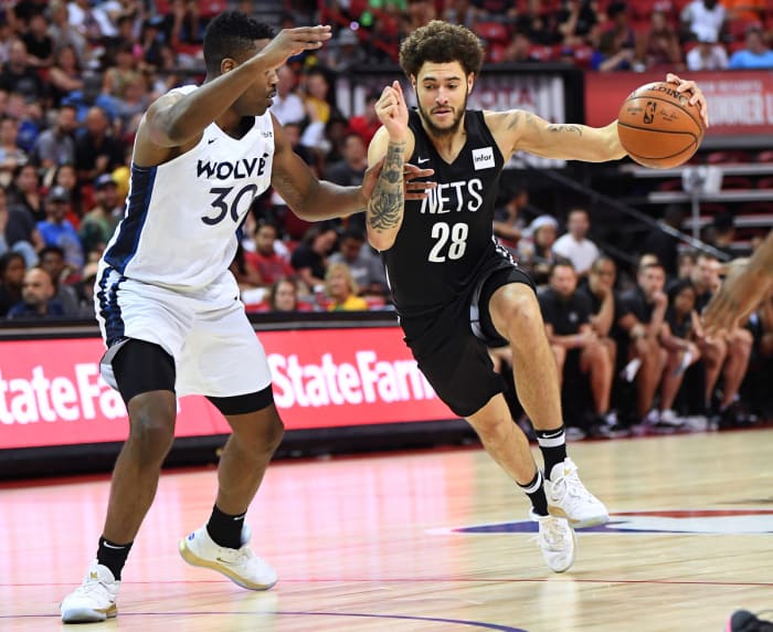 Bruklino „Nets“ gynėjas Isaiahas Cordinier (28 m.) driblingavo prieš Minesotos „Timberwolves“ puolėją Kellaną Martiną (30) per antrąjį NBA vasaros lygos rungtynių kėlinį su Minesotos „Timberwolves“ „Thomas & Mack Center“.